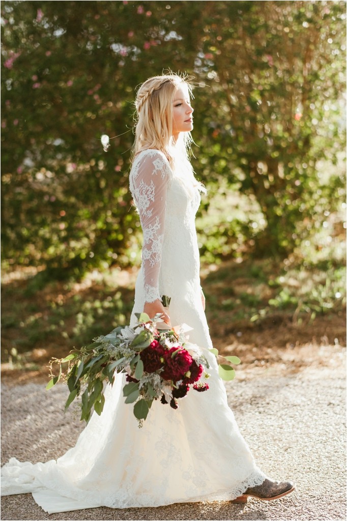 kelsey-and-cole-rustic-chic-wedding-austin-texas-lace-dress-bohemian-bouquet-cowboy-boots-barn-reception_0034